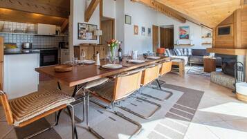 Dining area with seating for 6 people