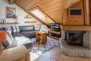 TV, fireplace - Villa Vallet Apartment -  an apartment that sleeps 6 guests  in 3 bedrooms (Mont Blanc)