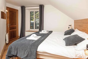 Master bedroom with ensuite bathroom - La Belle Epoque apt - Skiing - Chamonix All Year (Chamonix)