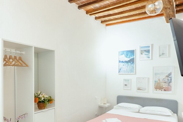 1 bedroom, desk, iron/ironing board, free WiFi