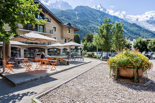 L'appartement Ginabelle 14 est au centre de Chamonix, avec 2 chambres et accès au spa et piscine.