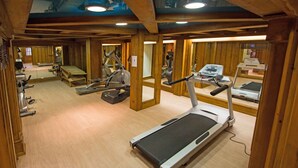Ett gym med löpband, motionscyklar och crosstrainers.