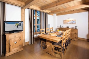 Large dining table  - Le Kursaal Apartment, Ski/Hike, Chamonix All Year (Chamonix)