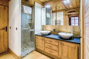Master walk-through ensuite with Italian shower & his'n'hers sinks - Le Kursaal Apartment, Ski/Hike, Chamonix All Year (Chamonix)