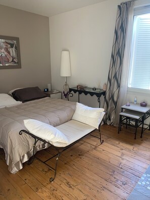 3 makuuhuonetta, työpöytä, silitysrauta/-lauta, ilmainen Wi-Fi