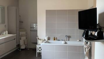 3 Schlafzimmer, Schreibtisch, Bügeleisen/Bügelbrett, kostenloses WLAN