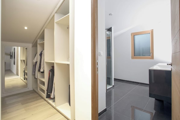 Un intérieur moderne avec un couloir menant à une salle de bain.