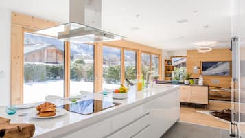 Microwave, oven, dishwasher, coffee/tea maker