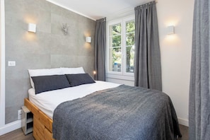 Double bedroom - La Saleina Apartment, Skiing, Chamonix All Year (Chamonix)