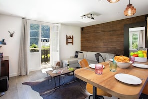 Lounge area with breakfast bar off the kitchen  - La Saleina Apartment, Skiing, Chamonix All Year (Chamonix)