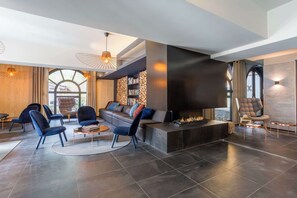 Warm up in front of the roaring fire - La Cordee 412 Apt - Lakefront - Chamonix All Year (Les Praz,)