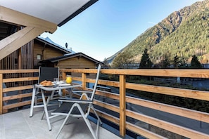 Beautiful balcony has mountain views of Brévent and Flégère - La Cordee 412 Apt - Lakefront - Chamonix All Year (Les Praz,)