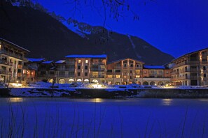 La Cordee at night - La Cordee 504 Apt Amazing views, Chamonix All Year (Les Praz,)