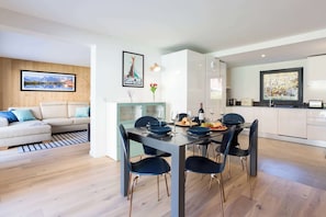 Interconnecting kitchen, living and dining areas in spacious apartment - La Cordee 504 Apt Amazing views, Chamonix All Year (Les Praz,)