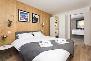 Master bedroom also enjoys an ensuite bathroom - La Cordee 504 Apt Amazing views, Chamonix All Year (Les Praz,)