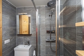 Second Bathroom with shower - Panoramic Mont Blanc apt Skiing, Chamonix All Year (Chamonix)