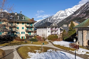View of the building - Panoramic Mont Blanc apt Skiing, Chamonix All Year (Chamonix)