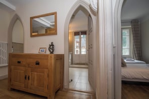 Hallway with feature arched doorways - Lutetia Apartment, Skiing, Chamonix All Year (Chamonix)