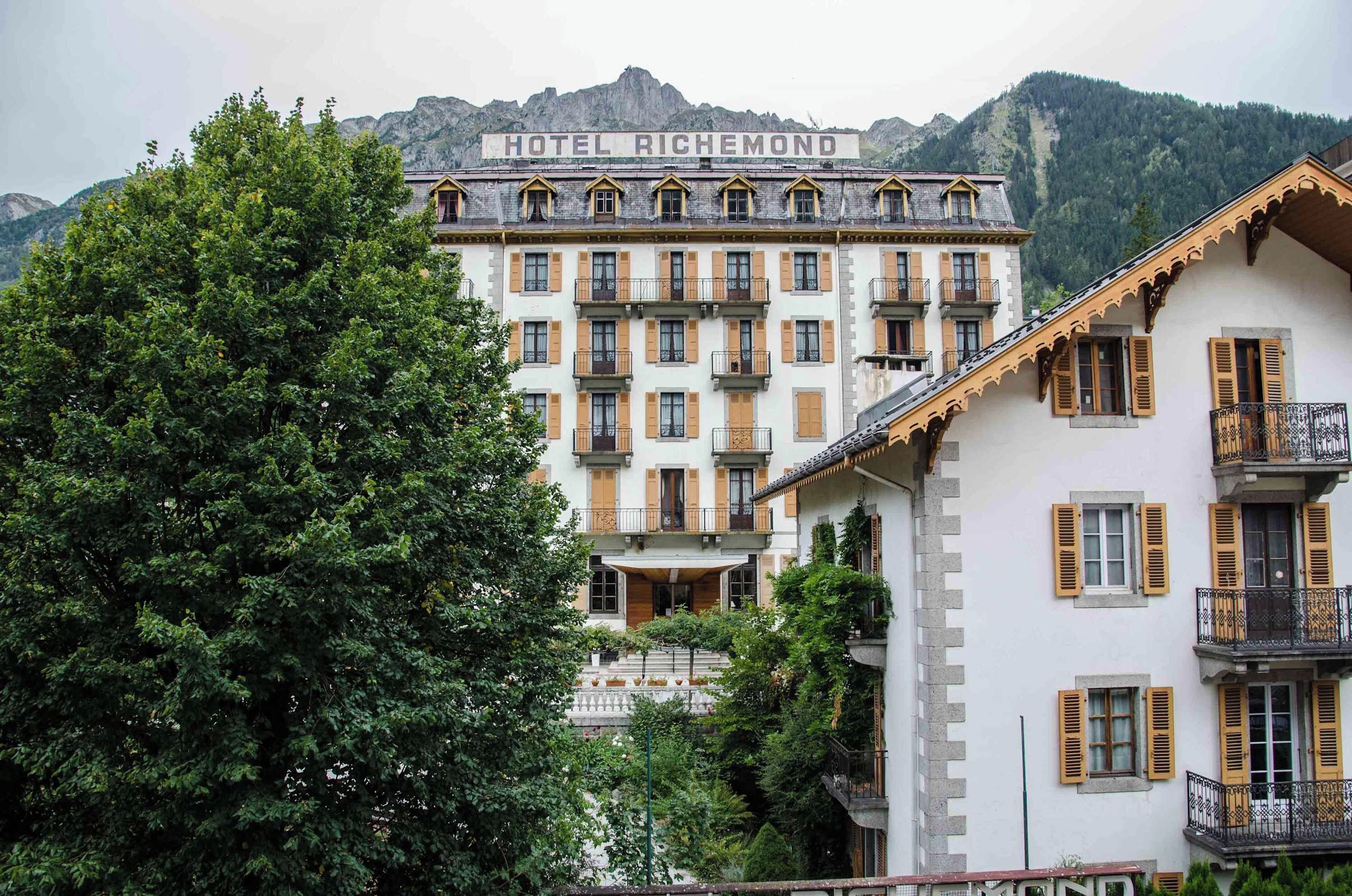 A multi-story building with a sign reading 'HOTEL RICHEMOND' at the top.