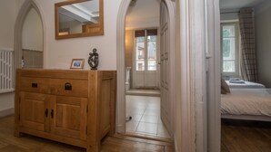 Un dormitorio con un aparador de madera, un espejo y una cama.