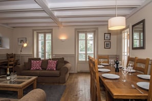 Living/dining room - Lutetia Apartment, Skiing, Chamonix All Year (Chamonix)