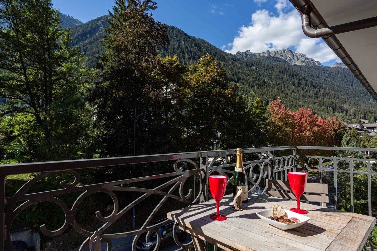 Balcony with Mountain views