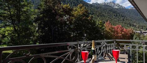 Balcony with Mountain views