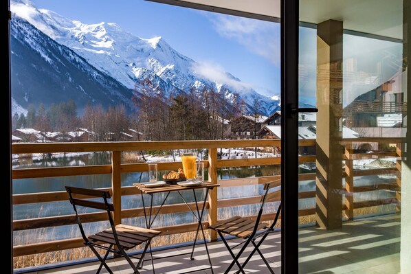 Outdoor dining - La Cordee 612 apartment - an apartment that sleeps 8 guests in 3 bedrooms (Les Praz)