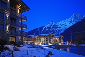 La Cordee at night - La Cordee 612 Apt, Lakefront, Chamonix All Year (Les Praz)