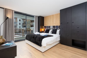 Master bedroom with ensuite - La Cordee 612 Apt, Lakefront, Chamonix All Year (Les Praz)