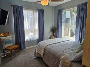 2 bedrooms, iron/ironing board, free WiFi, bed sheets - Cozy N. Raleigh Apt. with Pool and Hot Tub. Pets welcome BBQ Grill, TV & movies (Raleigh)