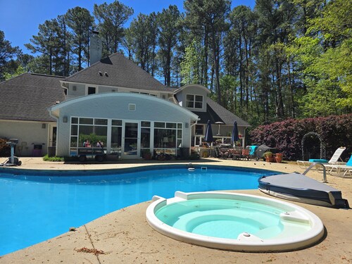 Cozy N. Raleigh Apt. with Pool and Hot Tub. Pets welcome BBQ Grill, TV & movies