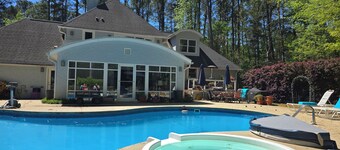 Cozy N. Raleigh Apt. with Pool and Hot Tub. Pets welcome BBQ Grill, TV & movies