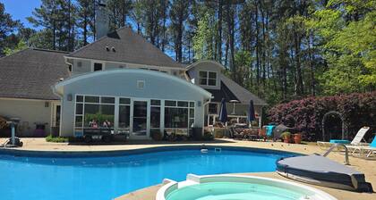 Cozy N. Raleigh Apt. with Pool and Hot Tub. Pets welcome BBQ Grill, TV & movies