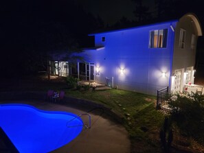 Pool - Cozy N. Raleigh Apt. with Pool and Hot Tub. Pets welcome BBQ Grill, TV & movies (Raleigh)