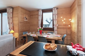 Dining table seats 6 - Le Paradis 28 Apartment, Skiing, Chamonix All Year (Chamonix)