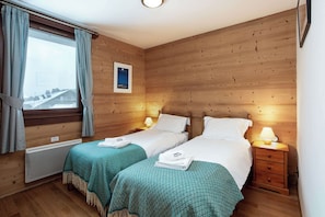 Two further twin bedrooms (2) - Le Paradis 28 Apartment, Skiing, Chamonix All Year (Chamonix)
