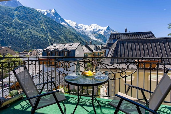 Le Paradis 28 has stunning Mont Blanc views - Le Paradis 28 Apartment, Skiing, Chamonix All Year (Chamonix)