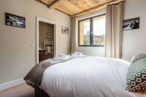 Master ensuite double bedroom  - Chalet des Amis apt 1 - skiing - Chamonix All Year (Chamonix)