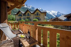 Outdoor dining - Coin des Drus Apartment -  an apartment that sleeps 6 guests in 3 bedrooms (Les Praz)