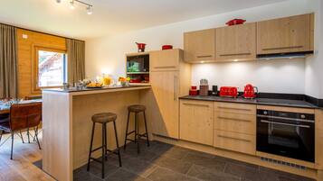 Microwave, oven, dishwasher, coffee/tea maker