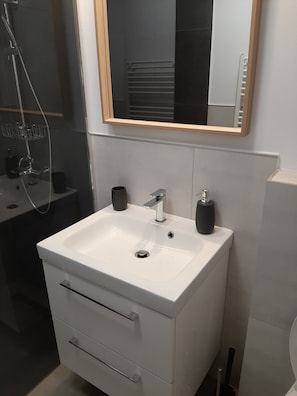 Dusche, Haartrockner, Hausschuhe, Handtücher