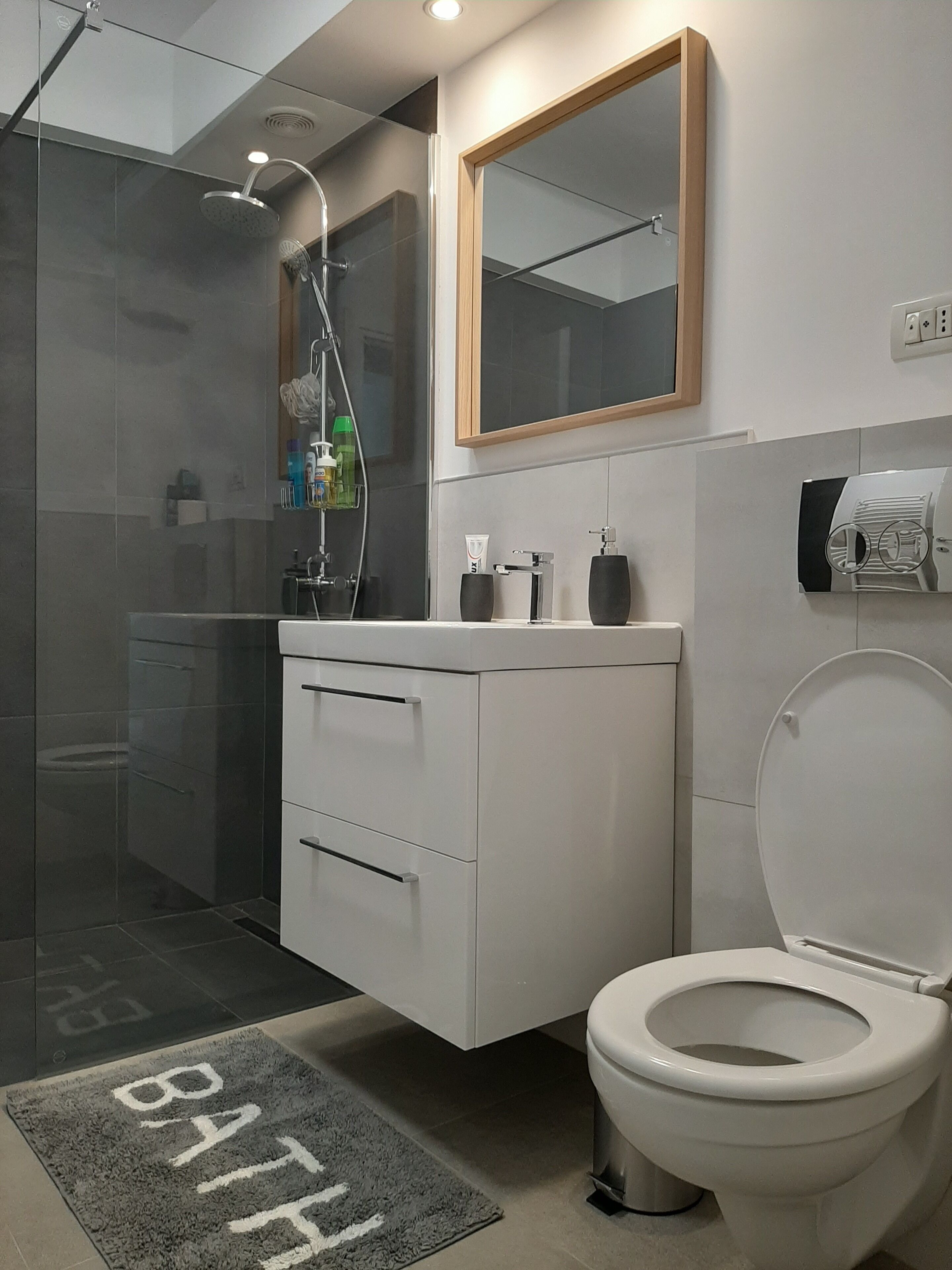 Douche, sèche-cheveux, chaussons, serviettes fournies