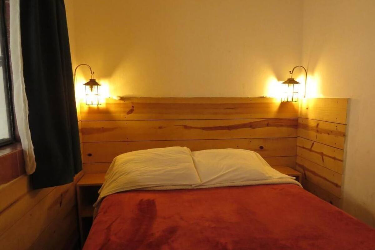 Habitación doble, baño compartido | Tabla de planchar con plancha