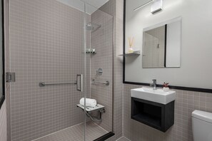Shower, hair dryer, towels, soap - The Baltic Hotel (Brooklyn)