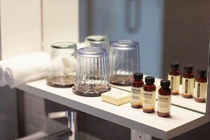 Montaje de laboratorio con recipientes de vidrio y botellas pequeñas etiquetadas con 'Yellow'.