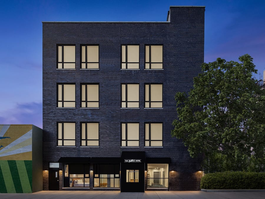 Fachada da propriedade à noite