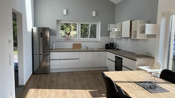 Frigorifero, forno, piano cottura, lavastoviglie