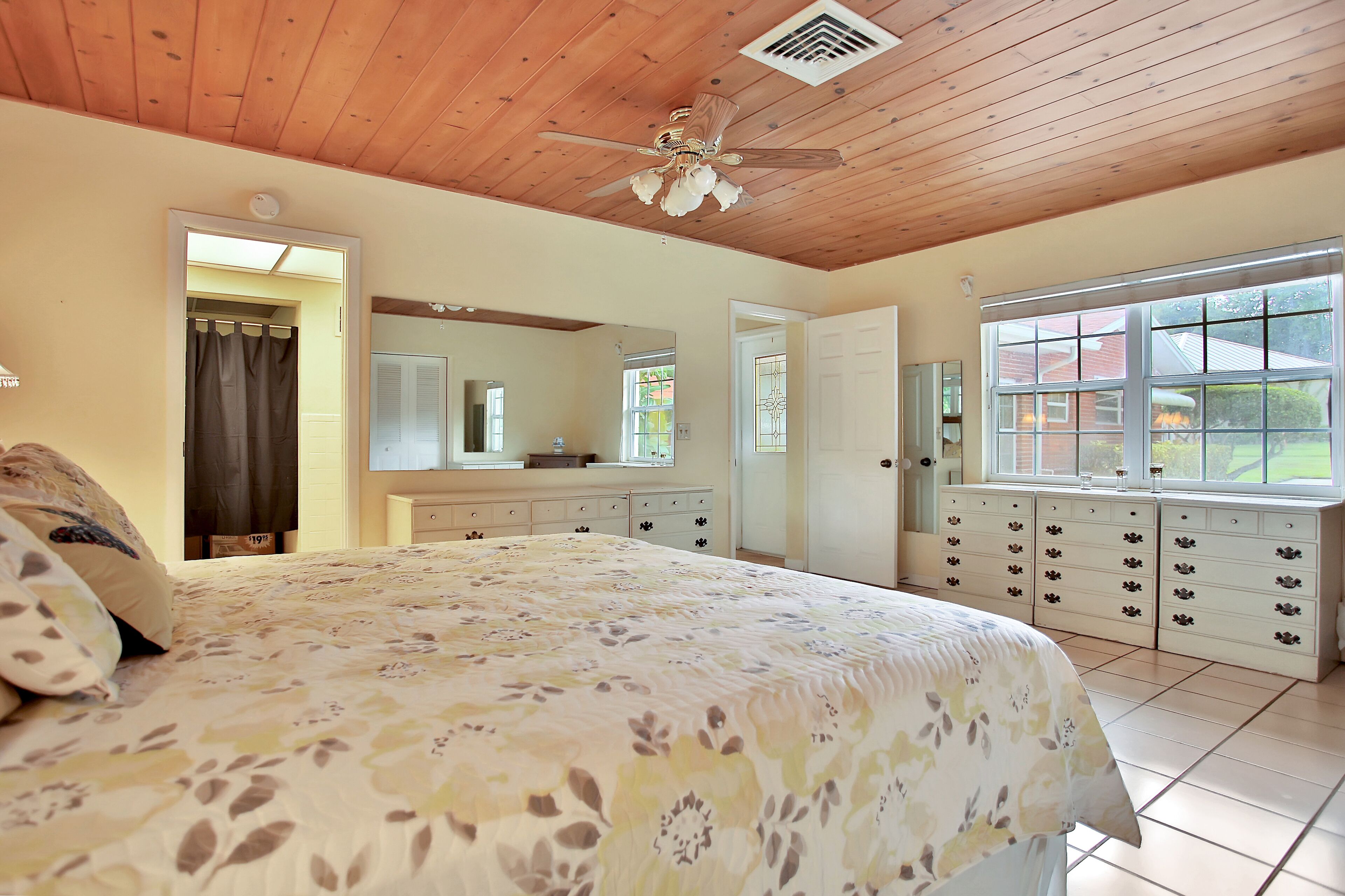 Charming Lakefront Pool Home - 5 Min to Legoland!