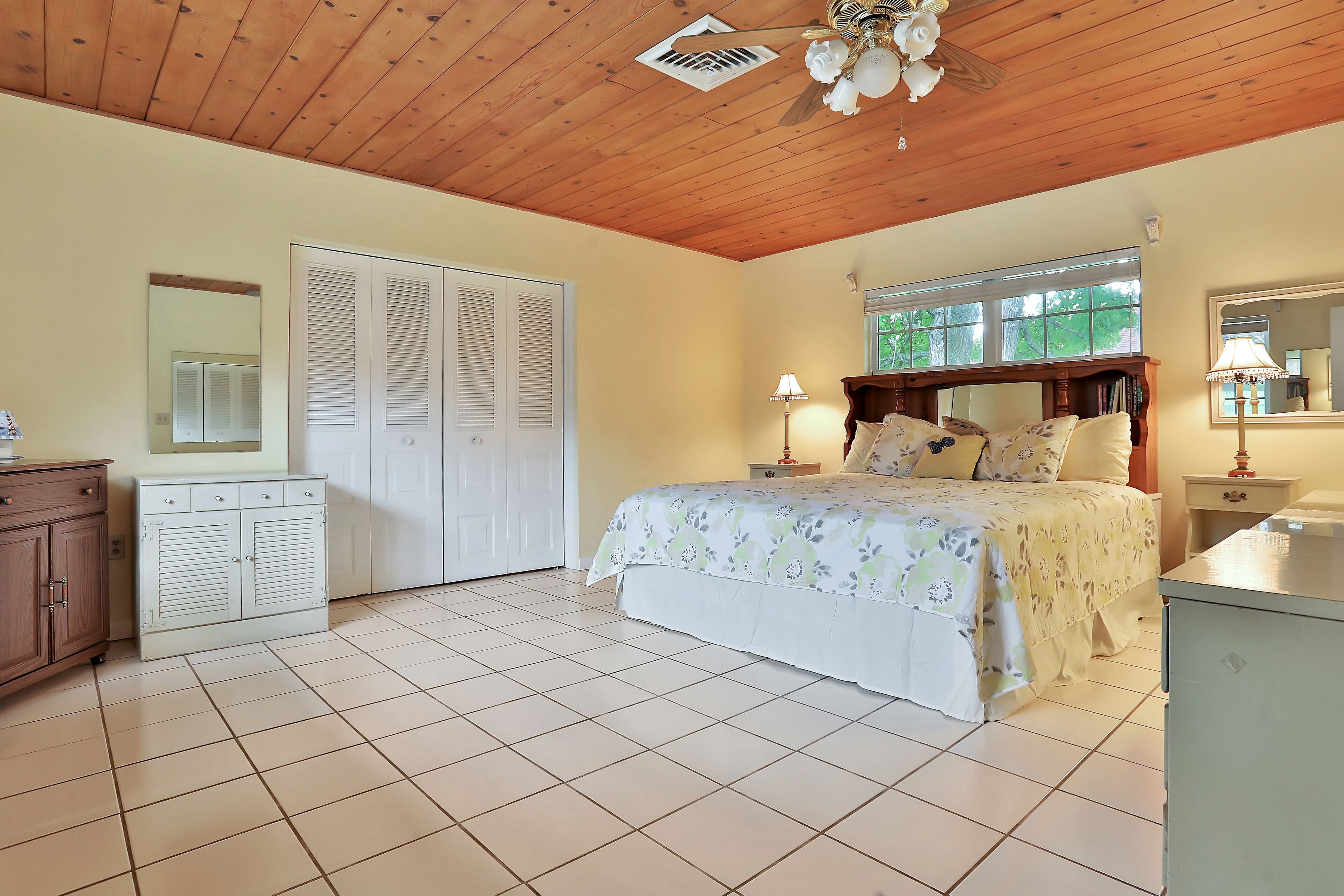 Charming Lakefront Pool Home - 5 Min to Legoland!